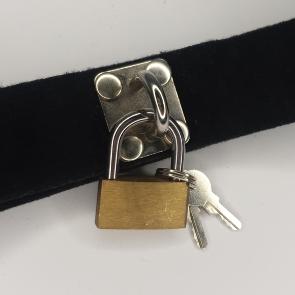 Black soft felt lock and key Velcro choker - Picture 2 of 15